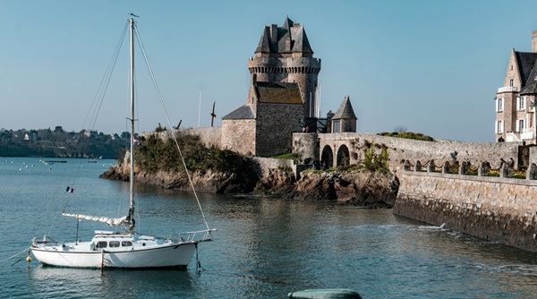 Bretagne med vand, båd, slot